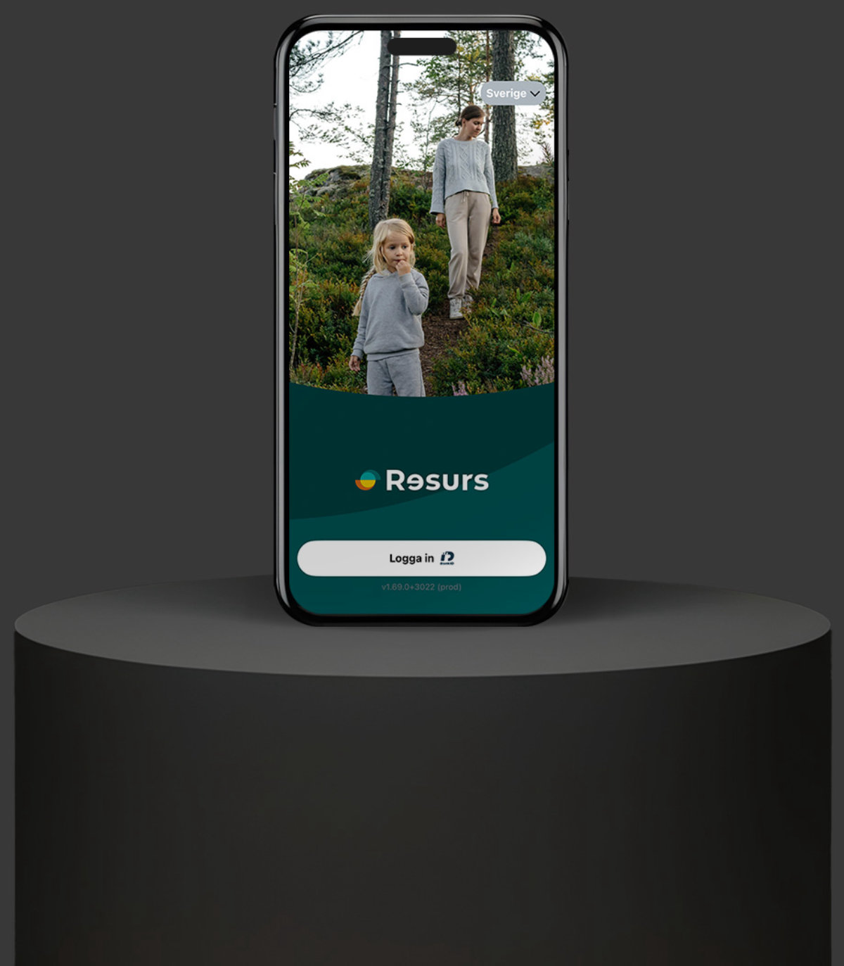 Mobil på podium. Mobilskärmen visar Resurs app.